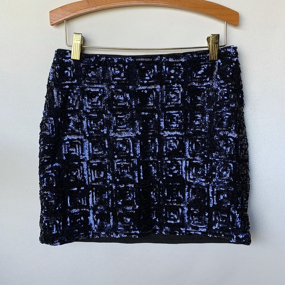 COPY - H&M, blue holographic sequin mini skirt. - Picture 3 of 9